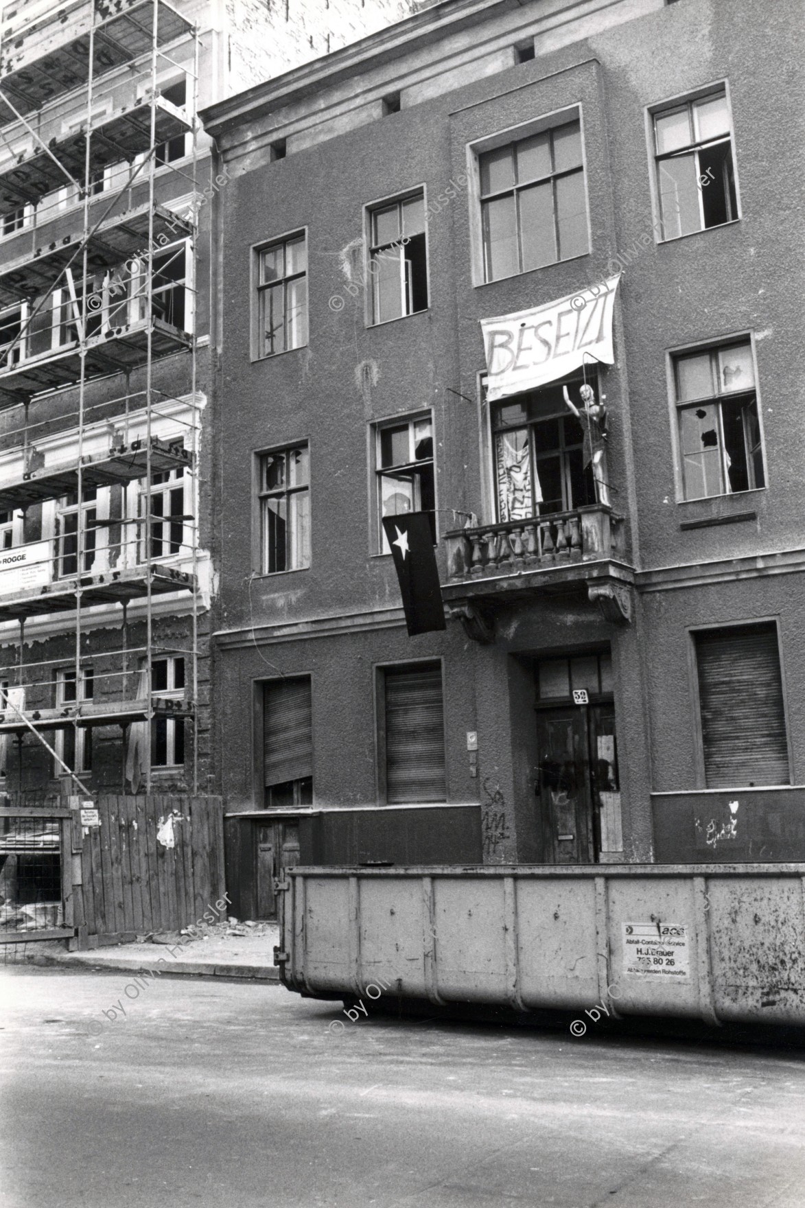 Image of sheet 19810380 photo 13: Künstlerhaus. Wohnungsnot Protest Housing Besetztes Haus. Deutschland Berlin Westdeutschland 1981 √ west germany occupied house banner 
© 1981, by OLIVIA HEUSSLER / www.clic.li   √