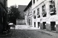 Image of sheet 19810380 photo 15: Häuserfassaden. Alter Innenhof. Abfallkübel Innenhof.  Kindergruppe. Deutschland. Berlin Westdeutschland 1981 BRD √ germany west housing 
© 1981, by OLIVIA HEUSSLER / www.clic.li