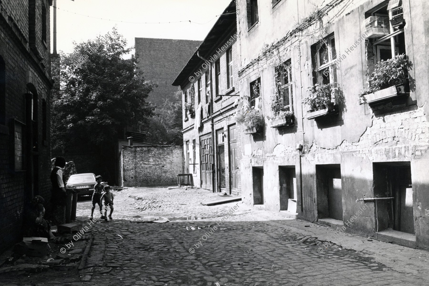 Image of sheet 19810380 photo 15: Häuserfassaden. Alter Innenhof. Abfallkübel Innenhof.  Kindergruppe. Deutschland. Berlin Westdeutschland 1981 BRD √ germany west housing 
© 1981, by OLIVIA HEUSSLER / www.clic.li