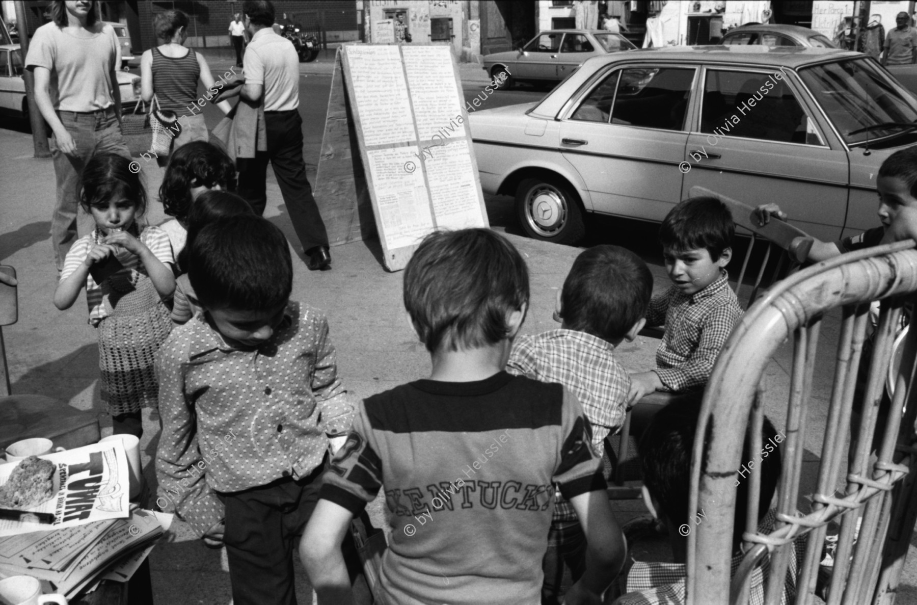 Image of sheet 19810380 photo 19: Kids Kinder spielen vor einer Plattensiedlung Mercedes Benz Street Strasse Deutschland. Berlin Westdeutschland 1981