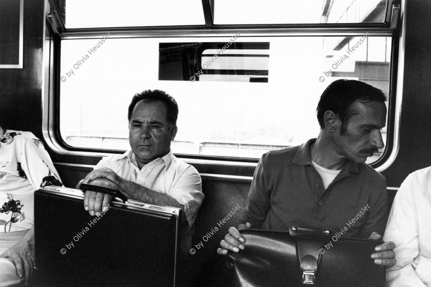 Image of sheet 19810380 photo 2: Szenen in U-Bahn.  Zwei Männer mit Mappen fahren in der subway Undergrund Bahn. public transport train  Zug
 Deutschland. Berlin Westdeutschland 1981 √
© 1981, by OLIVIA HEUSSLER / www.clic.li