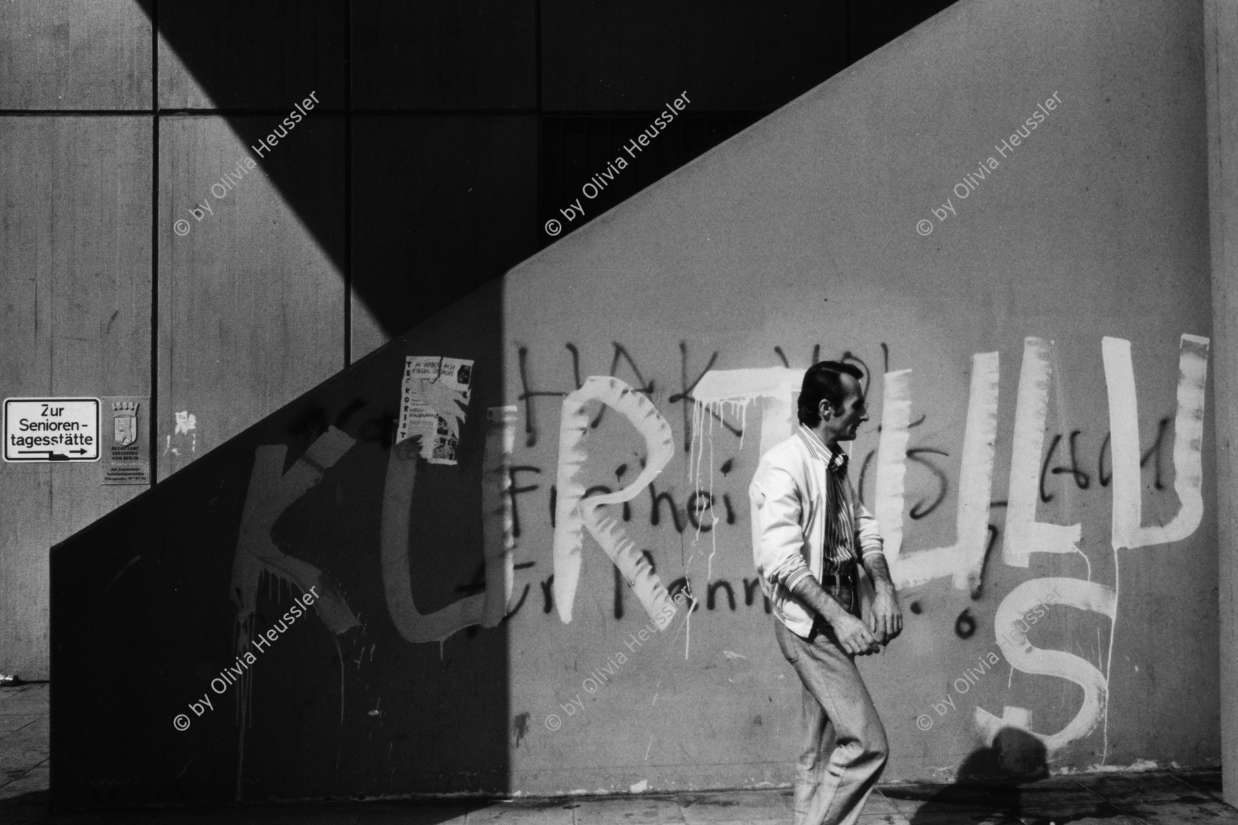 Image of sheet 19810380 photo 22: Kurtulus steht auf Wand treppen aufgang für Metro U-Bahn.
Kurtuluş (Organisation), eine Splittergruppe der Türkischen Volksbefreiungspartei Front Graffiti political Kurds Germany exile refugees Berlin

Berlin West Deutschland Kreuzberg √ 1981
© 1981, by OLIVIA HEUSSLER / www.clic.li