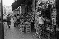 Image of sheet 19810380 photo 23: Lets go West. Kiosk gemüseladen Einkaufen Strasse Frauen Deutschland. Berlin Westdeutschland 1981
