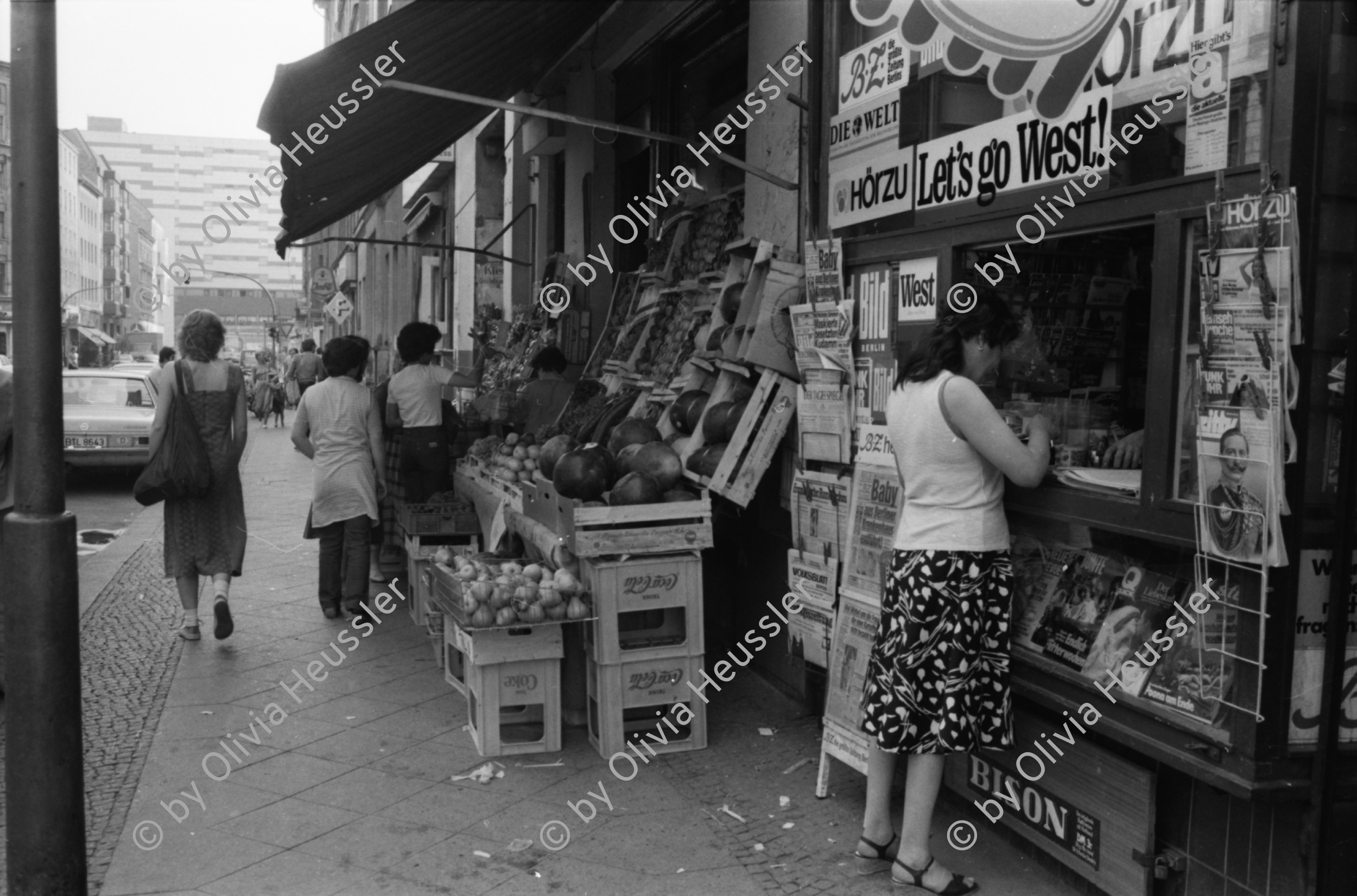 Image of sheet 19810380 photo 23: Lets go West. Kiosk gemüseladen Einkaufen Strasse Frauen Deutschland. Berlin Westdeutschland 1981