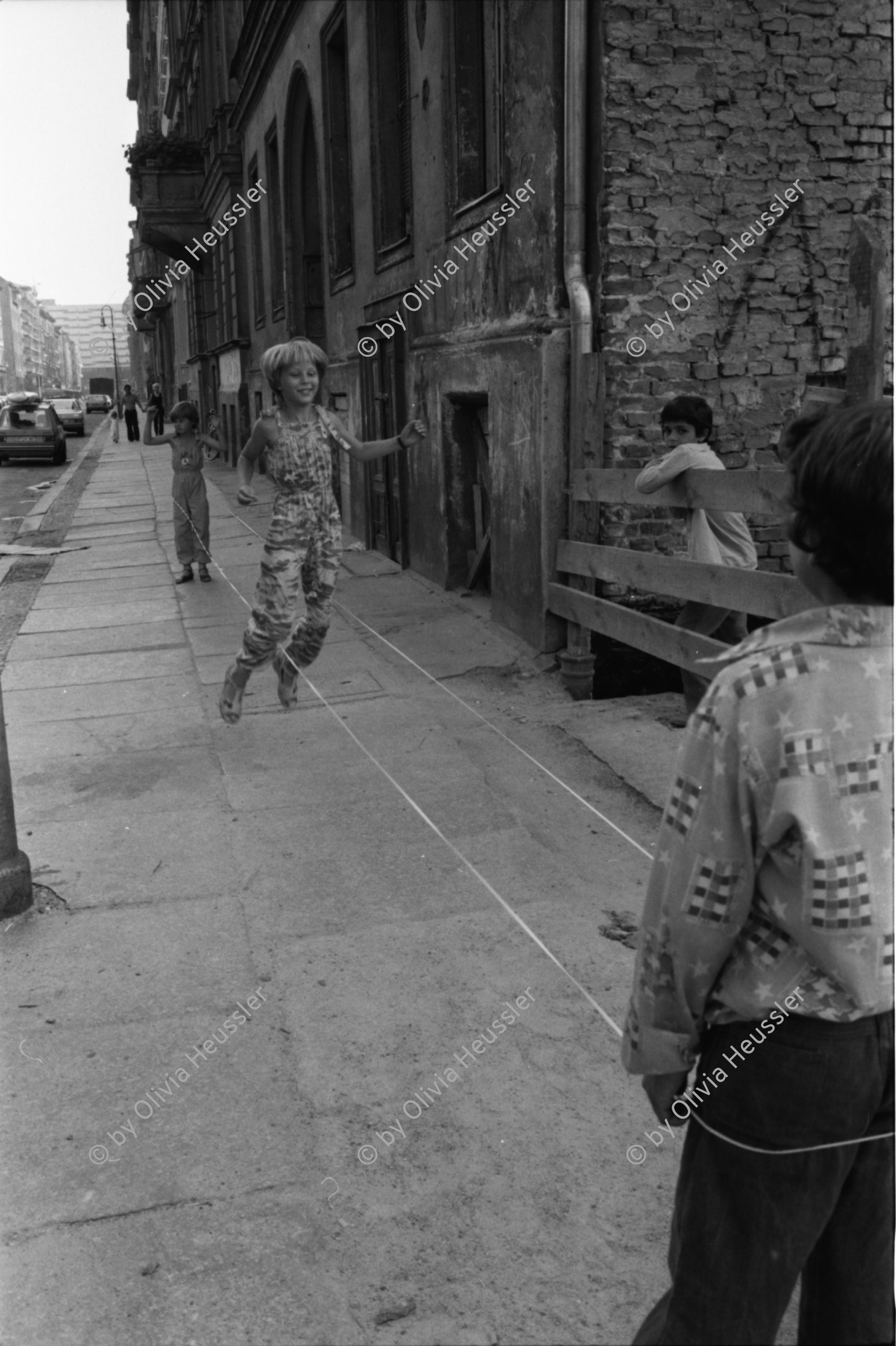 Image of sheet 19810380 photo 28: Kindergruppe. Gummitwist Twist Gummi Kinder spielen. Deutschland. Berlin Westdeutschland 1981
