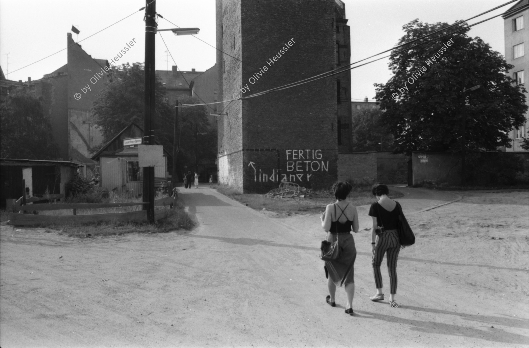 Image of sheet 19810380 photo 31: Fertig Beton steht auf der Hausfassade.
Deutschland. Berlin Westdeutschland 1981