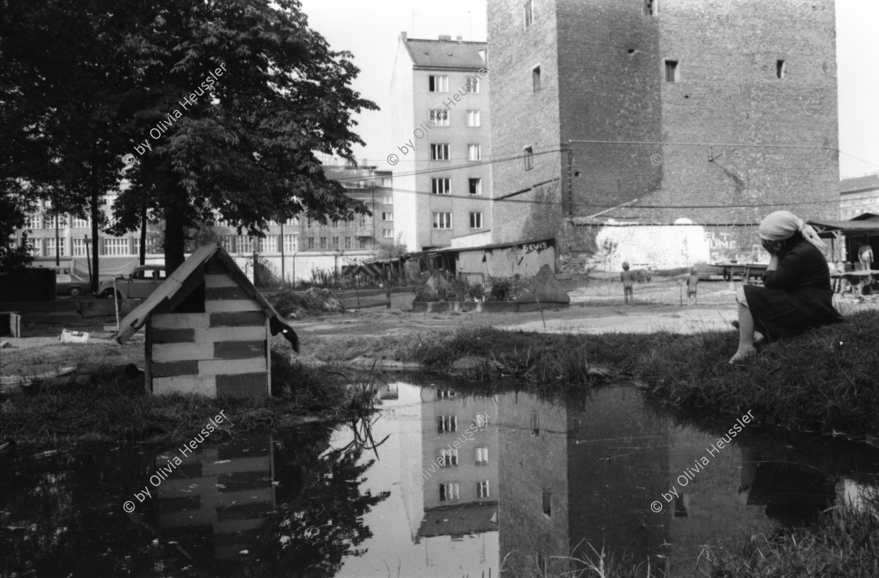 Image of sheet 19810380 photo 35: Alternative Szene macht Zoo für Kids. Stimmung mit Spiegelung. Frau mit Kopftuch Berlin Westdeutschland 1981
© 1981, by OLIVIA HEUSSLER