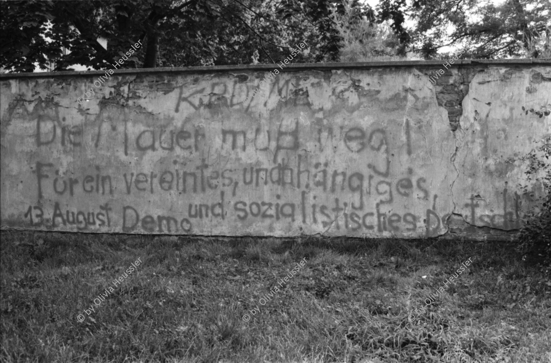 Image of sheet 19810380 photo 37: »Die Mauer muss weg! Für ein vereintes, unabhängiges und sozialistisches Deutschland. KPD«
steht auf der Mauer, West-Berlin 1981.