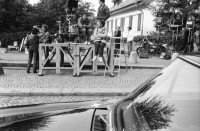 Image of sheet 19810420 photo 1: Filmcrew mit Director Yves Boisset an der Künstlergasse für Espion lève-toi. Zürich 1981