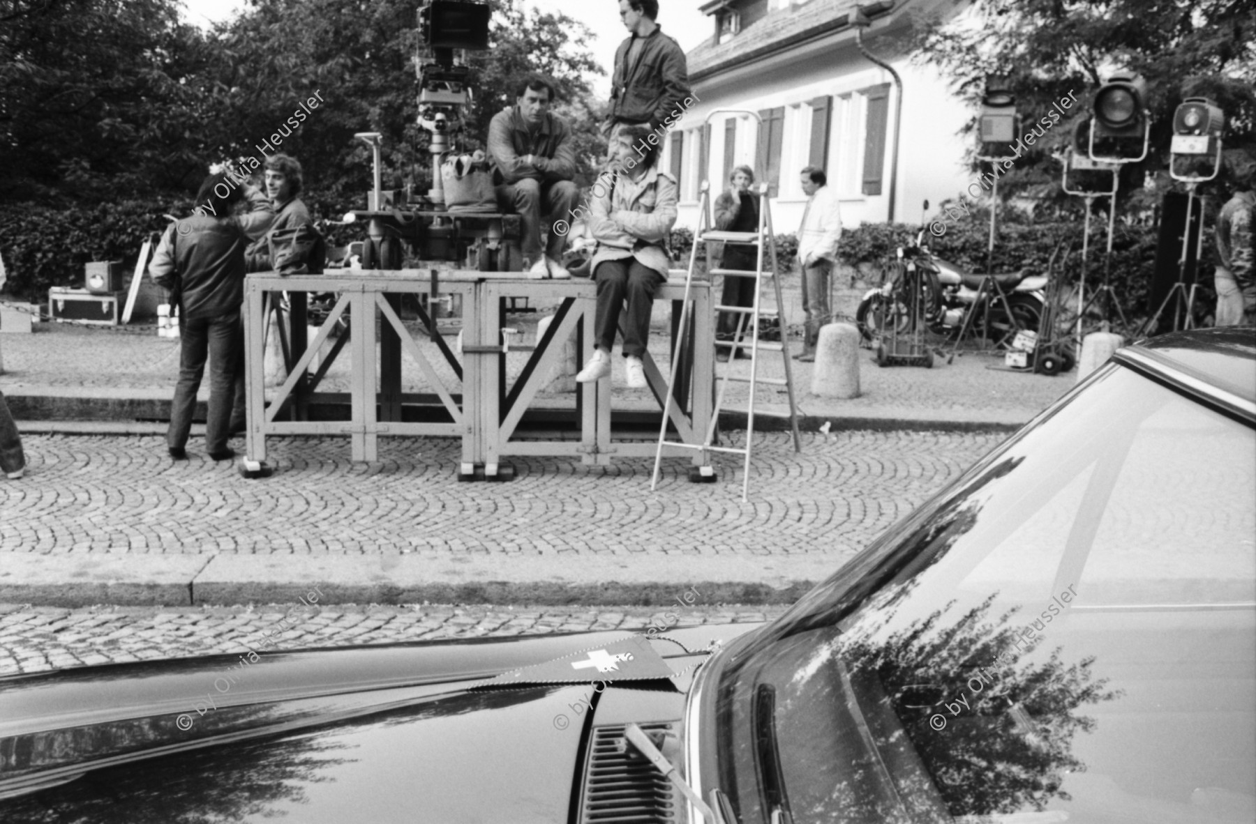 Image of sheet 19810420 photo 1: Filmcrew mit Director Yves Boisset an der Künstlergasse für Espion lève-toi. Zürich 1981