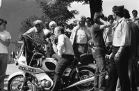 Image of sheet 19810430 photo 17: frtsg 810420 Espion lève-toi. Directed by Yves Boisset. With Lino Ventura, Michel Piccoli, Bruno Cremer. 1981
Polizei Motorrad mit Stilett Sticker Kleber. Puppe Attrappe im Mercedes  Benz Hopi, drei Männer Hinter unter Mercedes liegen Statisten
Zürich 1981 Swiss Schweiz Switzerland Europe cinema french criminal movie france police