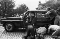 Image of sheet 19810430 photo 25: frtsg 810420 Espion lève-toi. Directed by Yves Boisset. With Lino Ventura, Michel Piccoli, Bruno Cremer. 1981
Polizei Motorrad mit Stilett Sticker Kleber. Puppe Attrappe im Mercedes  Benz Hopi, drei Männer Hinter unter Mercedes liegen Statisten
Zürich 1981 Swiss Schweiz Switzerland Europe cinema french criminal movie france police