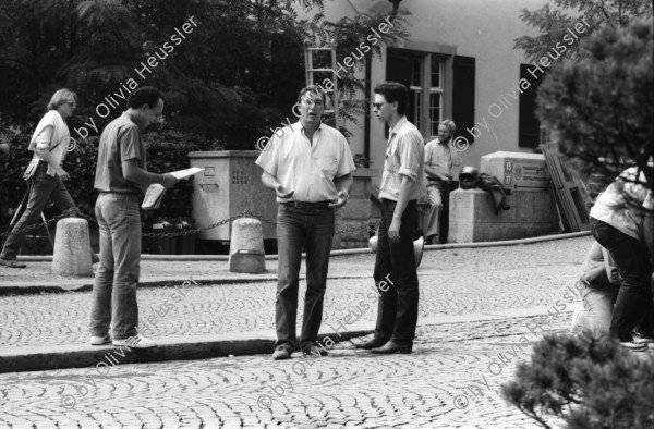 Image of sheet 19810430 photo 30: frtsg 810420 Espion lève-toi. Directed by Yves Boisset. With Lino Ventura, Michel Piccoli, Bruno Cremer. 1981
Polizei Motorrad mit Stilett Sticker Kleber. Puppe Attrappe im Mercedes  Benz Hopi, drei Männer Hinter unter Mercedes liegen Statisten
Zürich 1981 Swiss Schweiz Switzerland Europe cinema french criminal movie france police