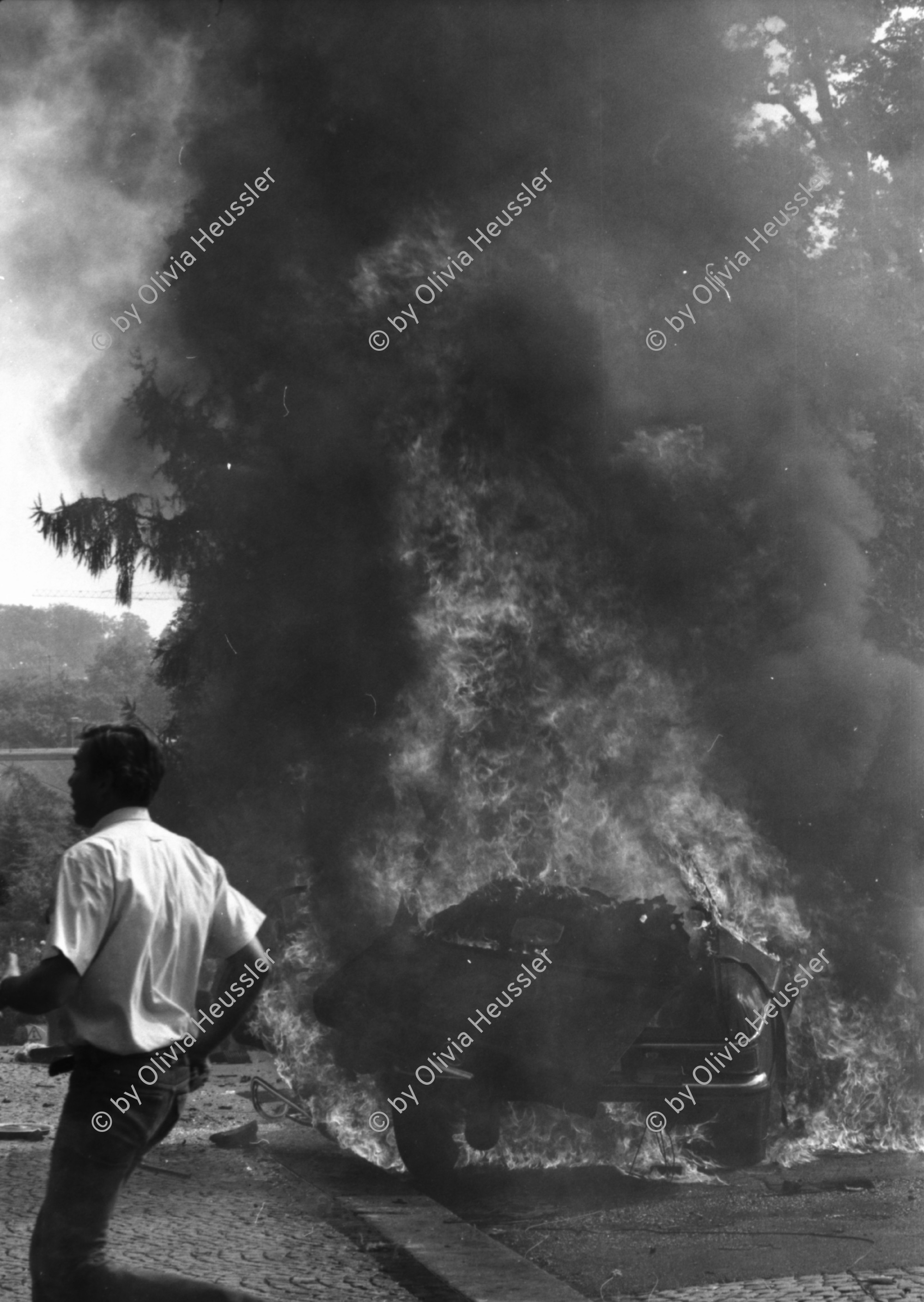 Image of sheet 19810440 photo 19: Auto brennt, Zuerich 1981.
Filmset fuer Éspion lève toi, Yves Boisset.