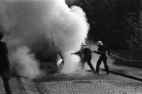 Image of sheet 19810440 photo 35: frtsg 810430 Espion lève-toi. Directed by Yves Boisset. With Lino Ventura, Michel Piccoli, Bruno Cremer. 1982
Polizei Motorrad. Mercedes Auto Sprengung Feuerwehr löscht. Die Heckschutz Scheibe hat mir fast den Kopf abgerissen. Sie landete oben im Garten des zoologischen Institutes neben einem Delphin aus Stein. Die Sprengung war zu stark. Zürich 1981