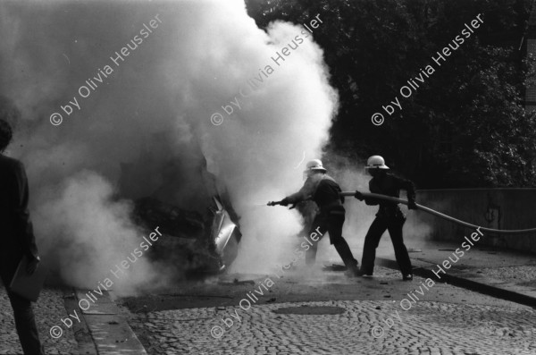 Image of sheet 19810440 photo 35: frtsg 810430 Espion lève-toi. Directed by Yves Boisset. With Lino Ventura, Michel Piccoli, Bruno Cremer. 1982
Polizei Motorrad. Mercedes Auto Sprengung Feuerwehr löscht. Die Heckschutz Scheibe hat mir fast den Kopf abgerissen. Sie landete oben im Garten des zoologischen Institutes neben einem Delphin aus Stein. Die Sprengung war zu stark. Zürich 1981