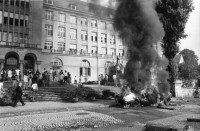 Image of sheet 19810450 photo 16: Drehaufnahmen zum Film Espion leve toi von Yves Poisset 
Männer befestigen Schweizerfähnchen auf Mercedes Benz Universität Zürich
brennt noch Loch im Schlauch der Feuerwehr Rauchfahne
Zürich Künstlergasse 1981