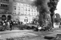 Image of sheet 19810450 photo 17: Drehaufnahmen zum Film Espion leve toi von Yves Poisset 
Männer befestigen Schweizerfähnchen auf Mercedes Benz
brennt noch Loch im Schlauch der Feuerwehr Rauchfahne
Zürich Künstlergasse 1981
