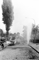 Image of sheet 19810450 photo 22: Panne bei der Feuerwehr während Filmaufnahmen für «L'espion leve toi» Künstlergasse, Zürich 1981.
 √ Film production criminal movie french producer yves poisset
