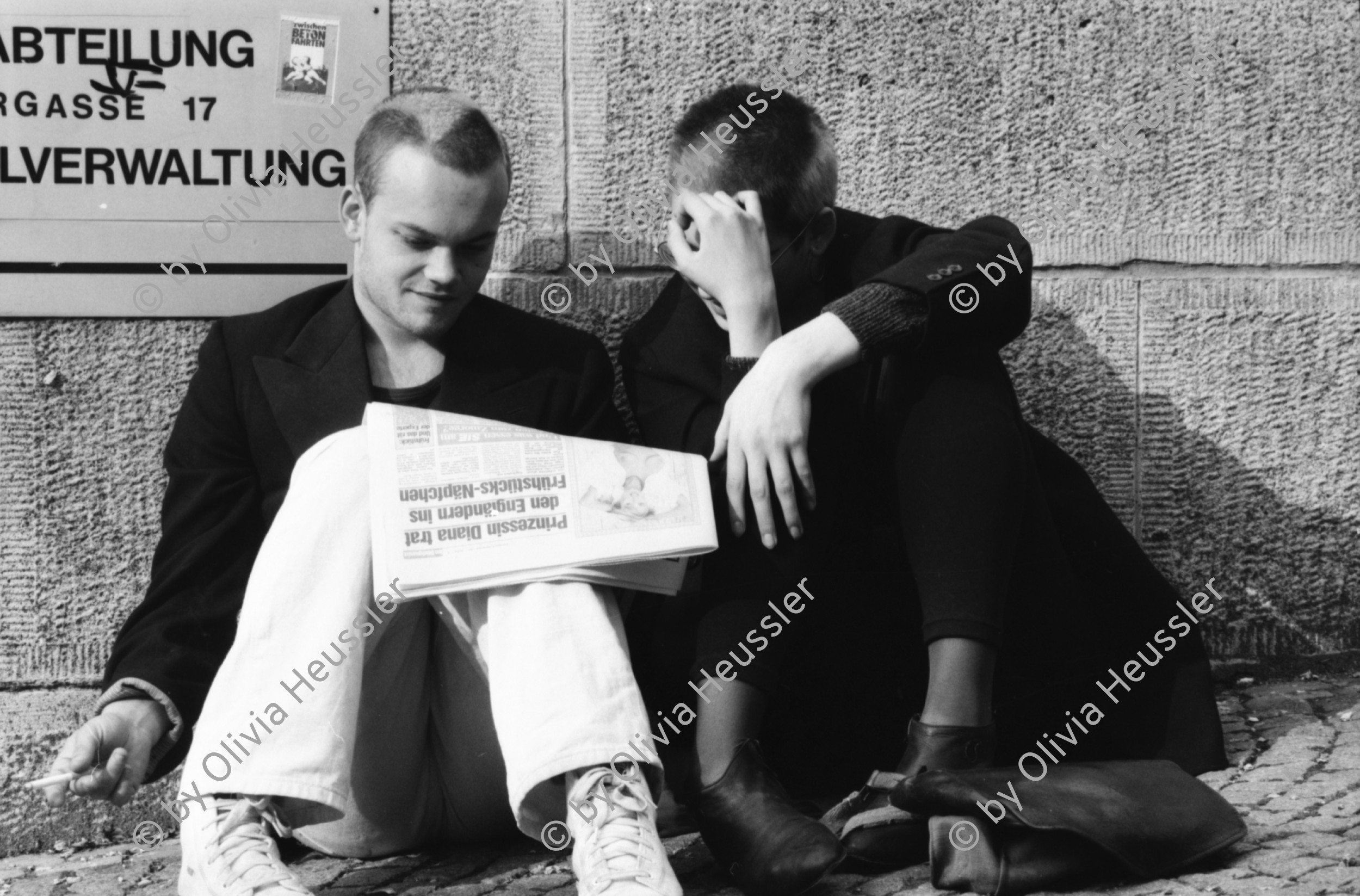 Image of sheet 19810460 photo 14: Der Winterthurer Künstler Aleks Weber li. (* 21. Januar 1961 in Winterthur; † 14. April 1994 Ebenda) mit seiner Freundin, die sich nach einem Polizei Verhör das Leben nahm. Zürich 1981