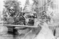 Image of sheet 19810460 photo 22: Teile eines verbrannten Mercedes Benz Zürich 1981. Feuerwehr löscht Brand. Doppelbelichtung. Zürich 1981