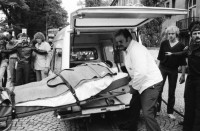 Image of sheet 19810460 photo 35: frstg 810450 Teile vom Mercedes Benz liegen herum Hopi. Polizei auf Motorrad, Der spätere Kunstmaler Aleks Weber mit gebleichtem Haar. Feuerwehr löscht Brand. Yves Poisset Espion l'ève toi. Motorrad fahrer wird von Sanität mit Helm abgeführt. Zürich 1981