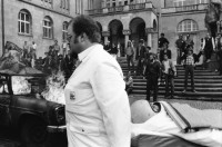 Image of sheet 19810460 photo 37: frstg 810450 Teile vom Mercedes Benz liegen herum Hopi. Polizei auf Motorrad, Der spätere Kunstmaler Aleks Weber mit gebleichtem Haar. Feuerwehr löscht Brand. Yves Poisset Espion l'ève toi. Motorrad fahrer wird von Sanität mit Helm abgeführt. Zürich 1981