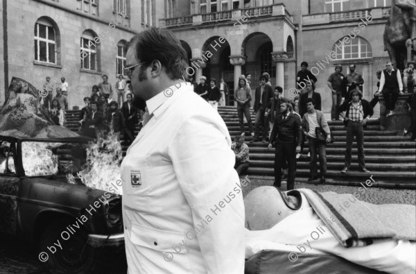 Image of sheet 19810460 photo 37: frstg 810450 Teile vom Mercedes Benz liegen herum Hopi. Polizei auf Motorrad, Der spätere Kunstmaler Aleks Weber mit gebleichtem Haar. Feuerwehr löscht Brand. Yves Poisset Espion l'ève toi. Motorrad fahrer wird von Sanität mit Helm abgeführt. Zürich 1981