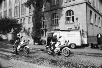 Image of sheet 19810460 photo 7: frstg 810450 Teile vom Mercedes Benz liegen herum Hopi. Polizei auf Motorrad, Der spätere Kunstmaler Aleks Weber mit gebleichtem Haar. Feuerwehr löscht Brand. Yves Poisset Espion l'ève toi. Motorrad fahrer wird von Sanität mit Helm abgeführt. Zürich 1981
