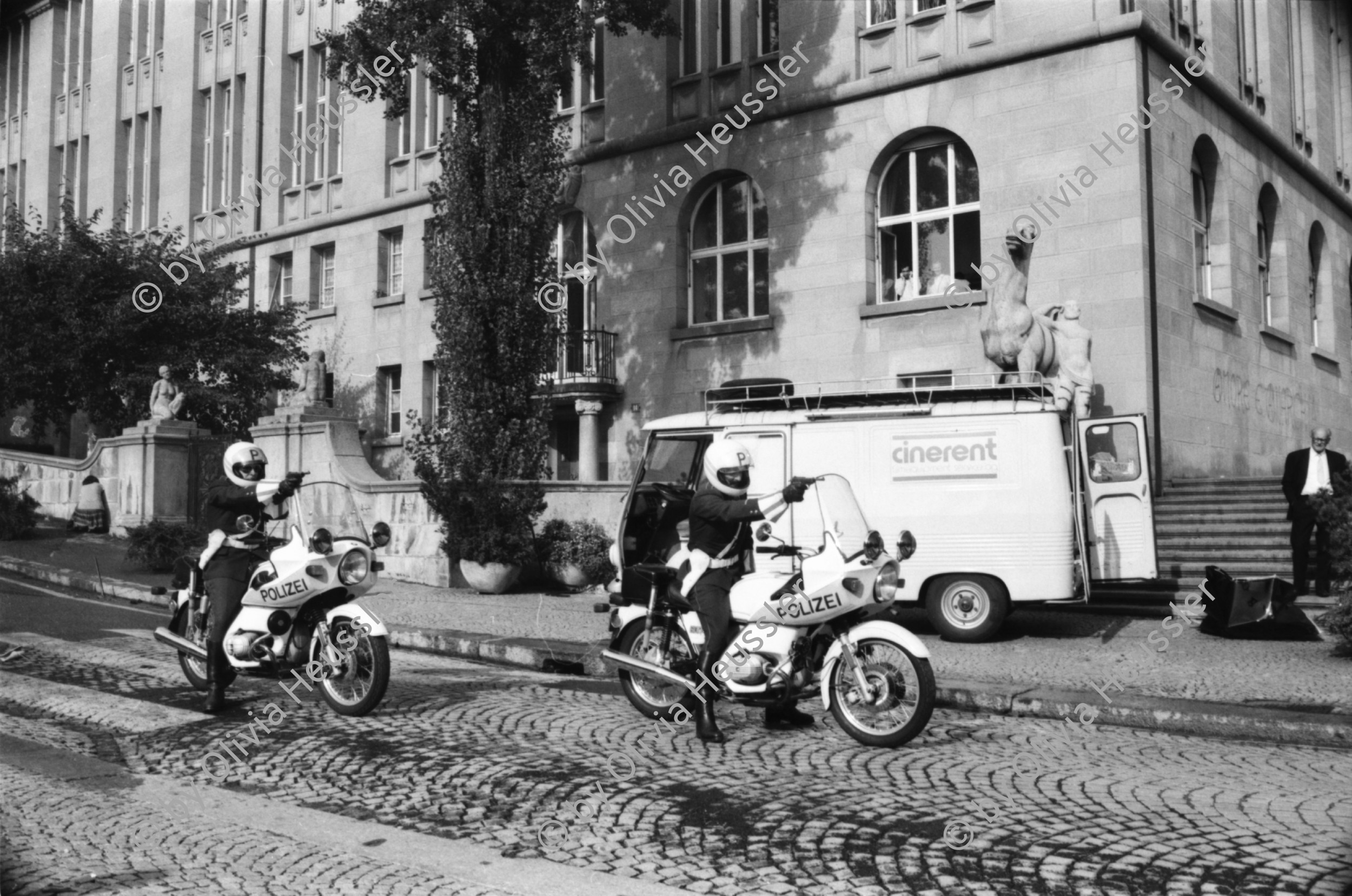 Image of sheet 19810460 photo 7: frstg 810450 Teile vom Mercedes Benz liegen herum Hopi. Polizei auf Motorrad, Der spätere Kunstmaler Aleks Weber mit gebleichtem Haar. Feuerwehr löscht Brand. Yves Poisset Espion l'ève toi. Motorrad fahrer wird von Sanität mit Helm abgeführt. Zürich 1981