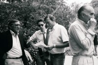 Image of sheet 19810470 photo 11: Auf Filmset mit v.l.n.r.: Lino Ventura, Urs Egger, Yves Poisset und Michel Piccoli.
für Espion lève toi von Yves Poisset Zürich 1981