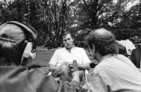 Image of sheet 19810470 photo 18: Auf Filmset mit Yves Poisset für Espion lève toi. Zürich 1981