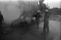 Image of sheet 19810470 photo 2: Feuerwehr löscht brennender Mercedes Benz auf Filmset Yves Poisset. Zürich 1981