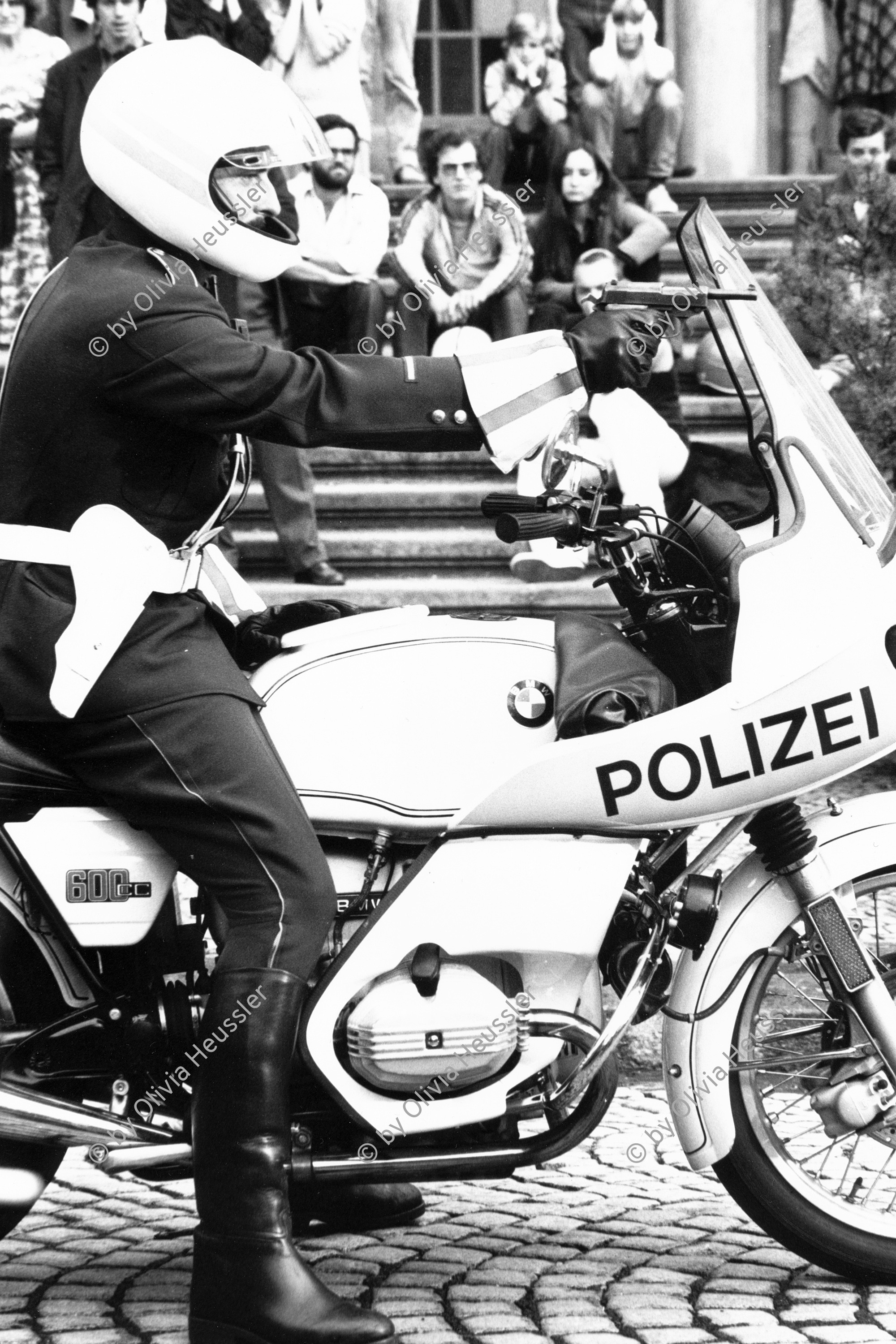 Image of sheet 19810480 photo 15: Dreharbeiten an der Künstlergasse für Espion lève toi. «Zürich connection» Polizei Motorradfahrer. Stuntman  Motorbike Policeman Police bike Helmet Helm Zürich, Schweiz Switzerland cinema film Europe 1981
