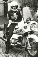 Image of sheet 19810480 photo 17: Dreharbeiten an der Künstlergasse für Espion lève toi. «Zürich connection» Polizei Motorradfahrer. Stuntman  Motorbike Policeman Police bike Helmet Helm Zürich, Schweiz Switzerland cinema film Europe 1981 √
© 1981, OLIVIA HEUSSLER