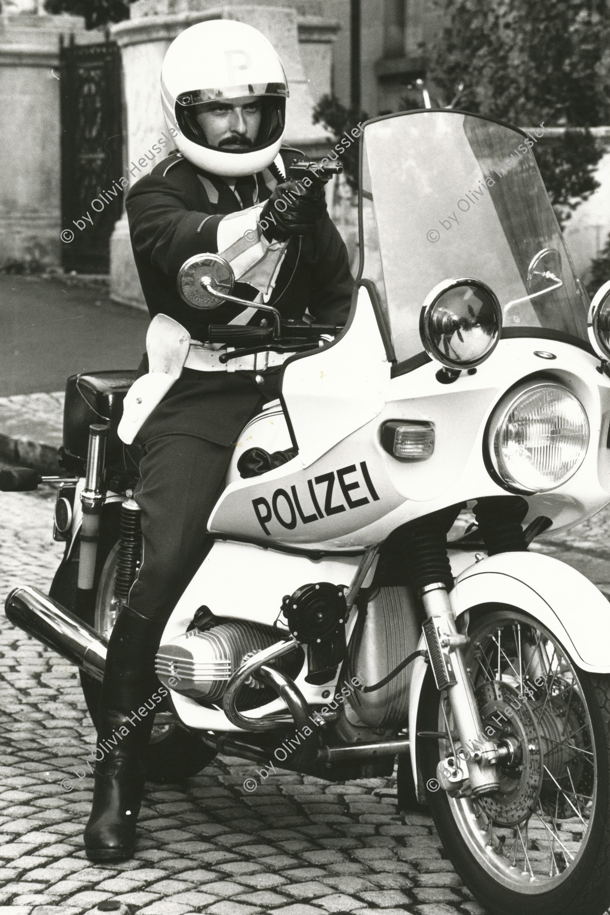 Image of sheet 19810480 photo 17: Dreharbeiten an der Künstlergasse für Espion lève toi. «Zürich connection» Polizei Motorradfahrer. Stuntman  Motorbike Policeman Police bike Helmet Helm Zürich, Schweiz Switzerland cinema film Europe 1981 √
© 1981, OLIVIA HEUSSLER