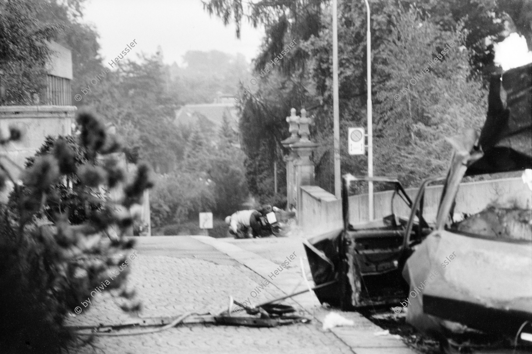 Image of sheet 19810480 photo 23: Dreharbeiten an der Künstlergasse für Espion lève toi. «Zürich connection» Motorrad fahrer. Stuntman Stunts Motorradfahrer Sturz Unfall Zürich, Schweiz 1981 √
film criminal man Switzerland production 
© 1981, Olivia Heussler