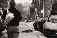 Image of sheet 19810480 photo 27: Motorradunfall mit Stunts und Statisten während den Dreharbeiten zu:  Espion lève toi «Zürich Connection» von Yves Poisset Künstlergasse Zürich, 09.1981 √ film criminal man Switzerland production
© 1981, Olivia Heussler / www.clic.li