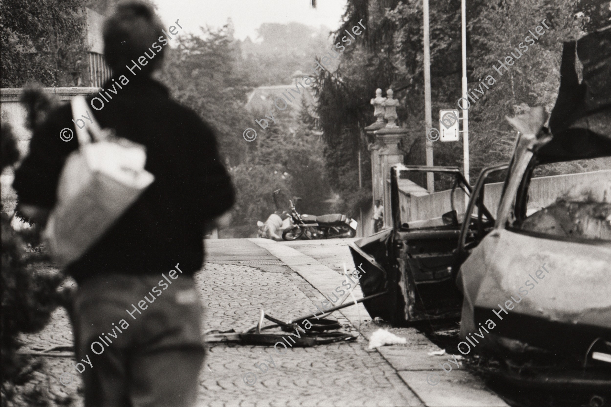 Image of sheet 19810480 photo 27: Motorradunfall mit Stunts und Statisten während den Dreharbeiten zu:  Espion lève toi «Zürich Connection» von Yves Poisset Künstlergasse Zürich, 09.1981 √ film criminal man Switzerland production
© 1981, Olivia Heussler / www.clic.li