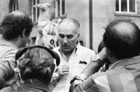 Image of sheet 19810480 photo 5: Portrait Michel Piccoli bei Dreharbeiten an der Künstlergasse für Espion lève toi. «Zürich connection» Zürich, Schweiz 1981