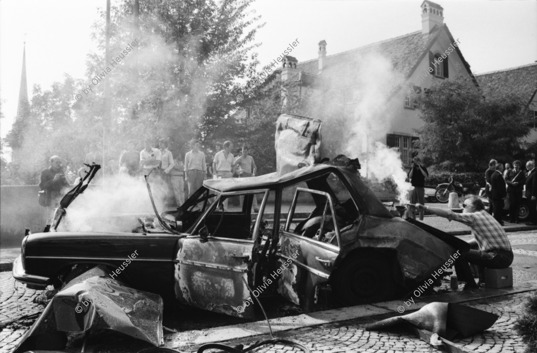 Image of sheet 19810480 photo 8: Brennender Mercedes während Dreharbeiten an der Künstlergasse für Espion lève toi. «Zürich connection» Zürich, Schweiz 1981