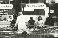 Image of sheet 19810530 photo 11: Eröffnung Migros Limmatplatz. Zivile Kontrolleure der Migros Filiale.
Privat Polizei Aufsicht Zürich 1981 √