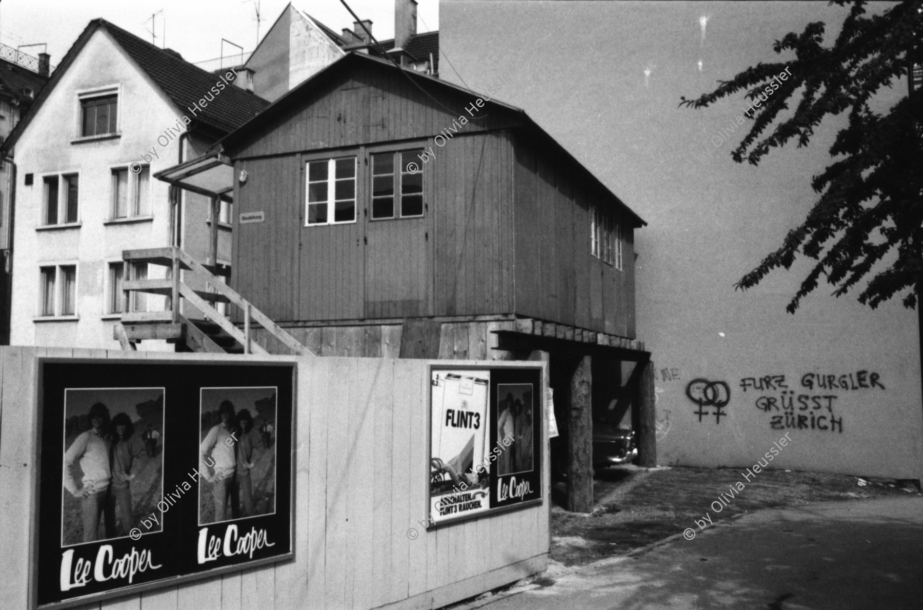 Image of sheet 19810530 photo 16: Graffiti  'Furz Gurgler grüsst Zürich'  und Plakatwand an der Kernstrasse Artikel Niklaus Meienberg WOZ Kreis 4 Aussersihl
Zürich 1981