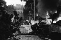 Image of sheet 19810530 photo 2: frtsg. 810480 Mercedes Benz brennt. Männer mit Kravatten und Aktenkoffer.Eröffnung Migros Limmatplatz. Zivile. Graffitti 'Sigi Wixmer' und 'Furz Gurgler grüsst Zürich' an der Kernstrasse Artikel Niklaus Meienberg WOZ 
graffitti Spray 'Wo bleibt da noch Platz zum Sprayen?' an der Kernstrasse bei der Migros Filiale.
Plakat für die Schweizerische Volksbank, Zürich 1981 
Isolationshaft Hungerstreik  'Banken stützen Nazi' Folterer in Türkei' 'Wer nicht klaut hat sein Leben versaut' Wo bleibt da noch Platz zum Sprayen?' Wibi Badezimmer