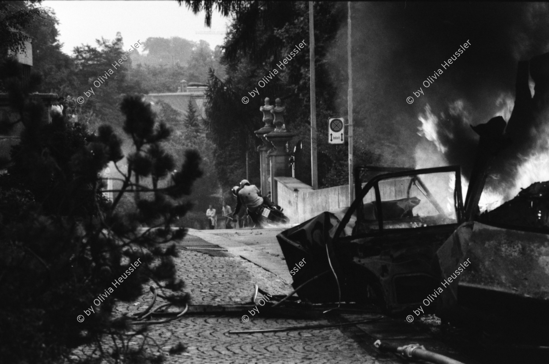 Image of sheet 19810530 photo 2: frtsg. 810480 Mercedes Benz brennt. Männer mit Kravatten und Aktenkoffer.Eröffnung Migros Limmatplatz. Zivile. Graffitti 'Sigi Wixmer' und 'Furz Gurgler grüsst Zürich' an der Kernstrasse Artikel Niklaus Meienberg WOZ 
graffitti Spray 'Wo bleibt da noch Platz zum Sprayen?' an der Kernstrasse bei der Migros Filiale.
Plakat für die Schweizerische Volksbank, Zürich 1981 
Isolationshaft Hungerstreik  'Banken stützen Nazi' Folterer in Türkei' 'Wer nicht klaut hat sein Leben versaut' Wo bleibt da noch Platz zum Sprayen?' Wibi Badezimmer