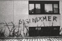 Image of sheet 19810530 photo 21: Graffiti 
Sigi Wixmer eine Attacke auf den damaligen Stadtpräsidenten Sigmund Widmer in Zürich an der Kernstrasse Aussersihl Zürich 1981
Artikel Niklaus Meienberg WOZ Zürich 1981 √