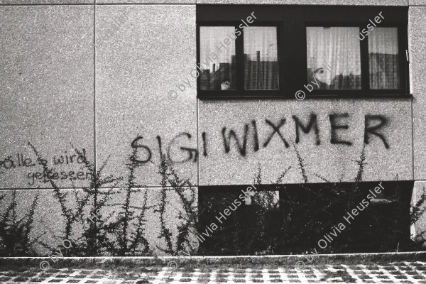 Image of sheet 19810530 photo 21: Graffiti 
Sigi Wixmer eine Attacke auf den damaligen Stadtpräsidenten Sigmund Widmer in Zürich an der Kernstrasse Aussersihl Zürich 1981
Artikel Niklaus Meienberg WOZ Zürich 1981 √