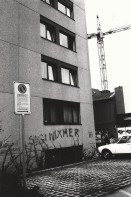 Image of sheet 19810530 photo 23: Graffiti 'Sigi Wixmer' in Anlehnung an den damaligen Stadtpräsident Sigmund Widmer, an der Kernstrasse zum Artikel Niklaus Meienberg WOZ Zürich, 1981 √ political