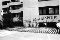 Image of sheet 19810530 photo 24: Graffiti 'Sigi Wixmer' in Anlehnung an den damaligen Stadtpräsident Sigmund Widmer, an der Kernstrasse zum Artikel Niklaus Meienberg WOZ Zürich, 1981 √ political
