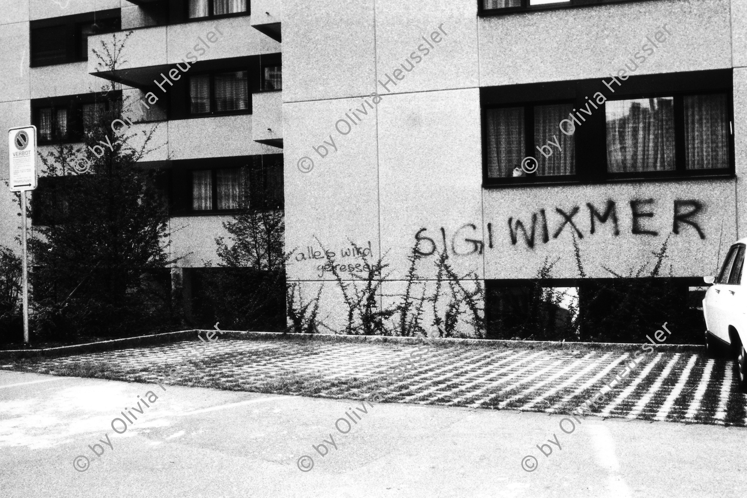 Image of sheet 19810530 photo 24: Graffiti 'Sigi Wixmer' in Anlehnung an den damaligen Stadtpräsident Sigmund Widmer, an der Kernstrasse zum Artikel Niklaus Meienberg WOZ Zürich, 1981 √ political